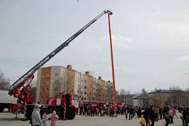 Пожарные устроили шоу на площади 25-летия БАМа в Тынде