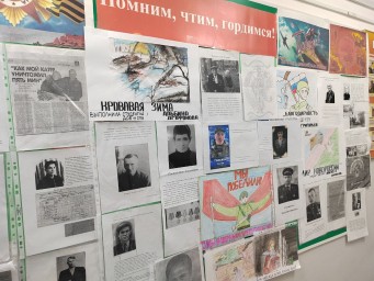 В #БАмИЖТ на 1-ом этаже студенты оформили «Стену Памяти»
