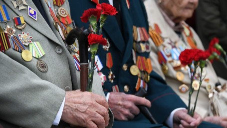 Со слезами на глазах: как мошенники обманывают ветеранов перед Днем Победы