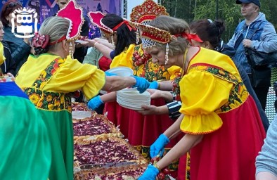 В Тынде испекли гигантский 14-метровый пирог