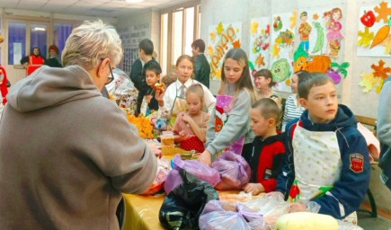 Дары осени и народное единство на ярмарке в Ларбе