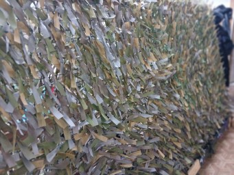 "Нашим героям": Студенты плетут маскировочные сети