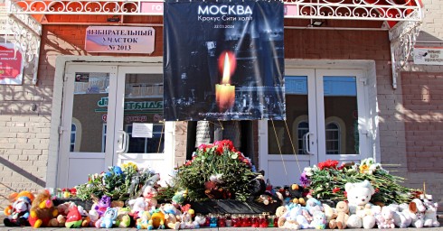 Тындинцы несут цветы к мемориалу после теракта в «Крокус Сити Холл»