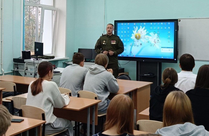 Встреча с героем: Ветеран СВО в Соловьевской школе
