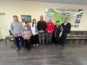 В администрации Тындинского округа вручили награды участникам СВО.