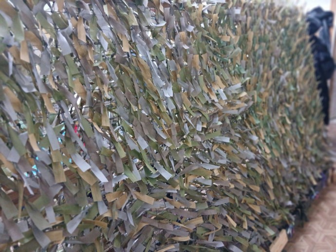 "Нашим героям": Студенты плетут маскировочные сети "Нашим героям": Студенты плетут маскировочные сети