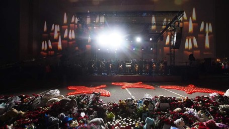 Концерт у «Крокуса» в память о погибших при теракте начался с минуты молчания