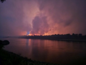 В Тындинском районе возле села Усть-Нюкжа горят сопки и покосы