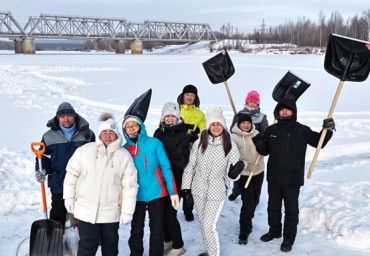 Гигантскую новогоднюю открытку на льду творят железнодорожники в Тынде
