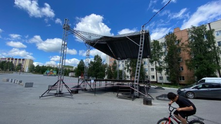 ​Повреждена сцена на городской площади