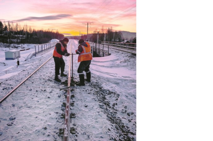 Путейцы шагают по снежной тайге Путейцы шагают по снежной тайге