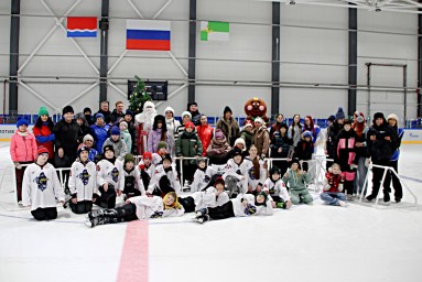 Рождественское чудо на льду: &laquo;Авангард&raquo; подарил праздник семьям с детьми ОВЗ