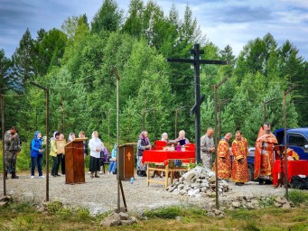 Божественная литургия у поклонного креста на месте лагеря НКВД "Бушуевский"