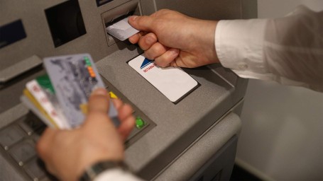 Гвоздь в дроп: контроль за числом банковских карт заработает с декабря