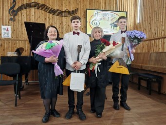 "Пусть музыка звучит": Успех балалаечника Серафима Медведева в Тынде.