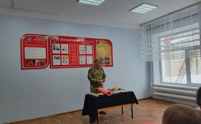 Военнослужащий спецоперации провел для бамовских юнармейцев урок тактической медицины