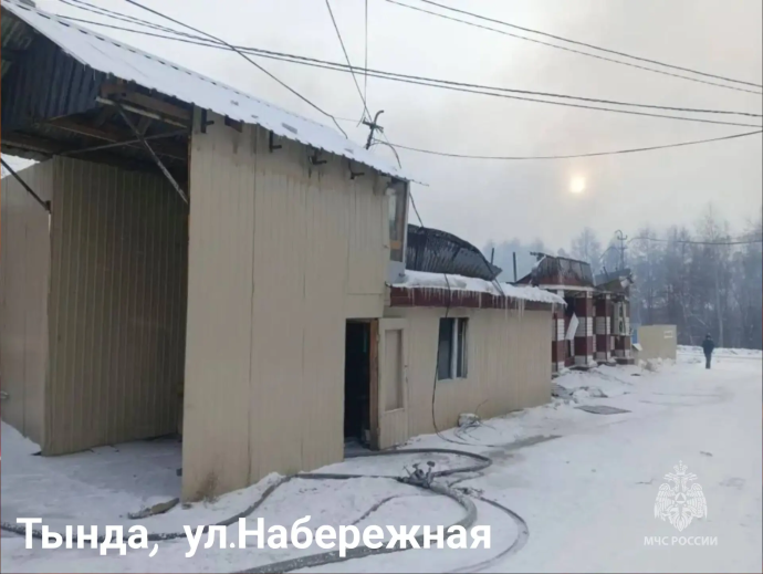 ​Пожар в Тынде: Склад на Набережной охватил огонь, есть пострадавшие
