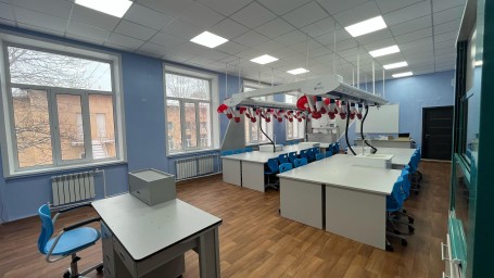 СИБУР помог обновить кабинеты химии в двух тындинских школах