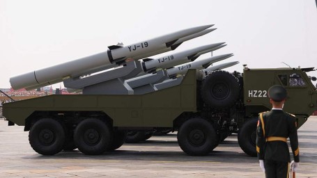 Китай представил новые виды военной техники на параде в Пекине. Что нужно знать