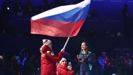 Российские спортсмены прошли с флагом страны на церемонии закрытия Паралимпиады