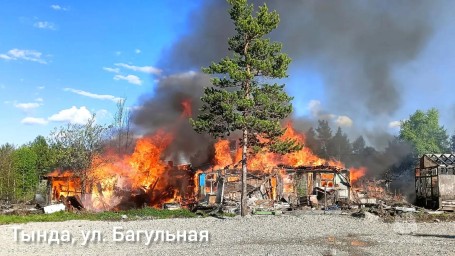 Пожар на улице Багульной в Тынде: Нежилой дом охватило пламя