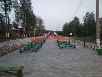 В поселке Лопча продолжается работа по благоустройству парковой зоны.