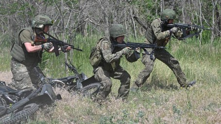 Минобороны РФ рассказало о подвигах российских военнослужащих в зоне СВО