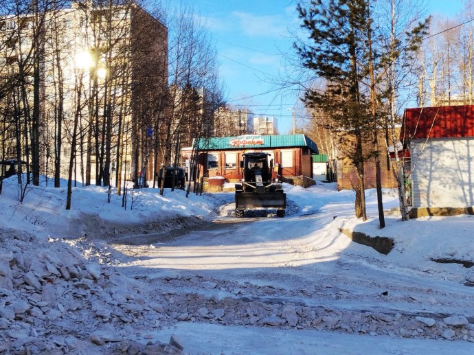 Продолжается очистка городских улиц от снега Продолжается очистка городских улиц от снега