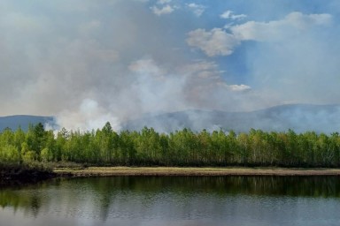 В районе п. Юктали Тындинского округа продолжается тушение пожара