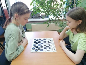 В Тындинской городской библиотеке прошел шашечный турнир «Гимнастика для ума в библиотеке».