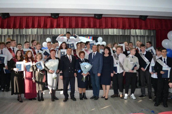 Кадры для РЖД: В БАМиЖТ вручили дипломы по программе "Профессионалитет" Кадры для РЖД: В БАМиЖТ вручили дипломы по программе "Профессионалитет"