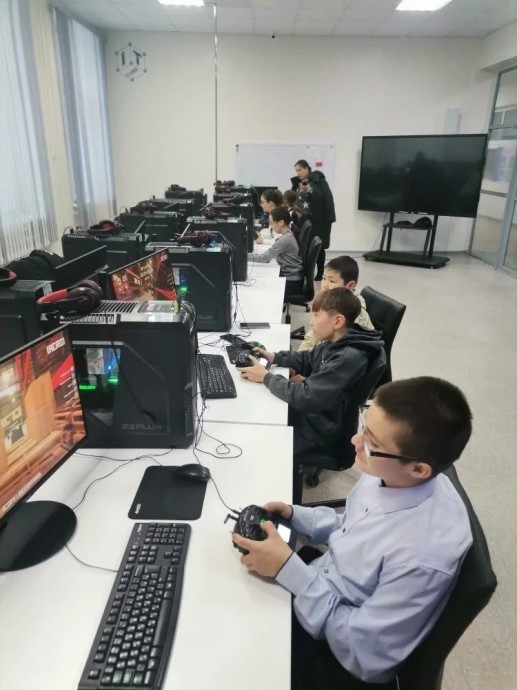 Первомайские школьники готовятся к чемпионату дронов. Первомайские школьники готовятся к чемпионату дронов.