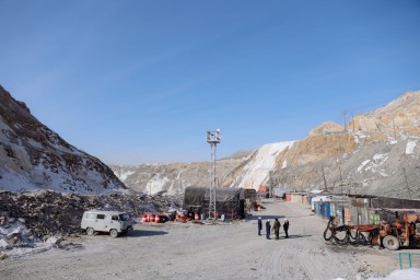 Губернатор Василий Орлов работает на месте ЧС на руднике «Пионер».