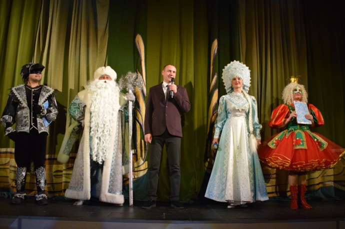 Новогодний подарок для детей героев и отличников. Новогодний подарок для детей героев и отличников.