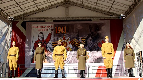 Грандиозный Аккорд Победы: Музыка и Фейерверк в парке Багульник