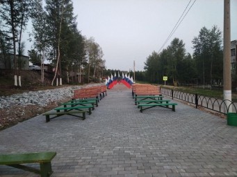 В Лопче уложили 170 кв. метров брусчатки в парковой зоне