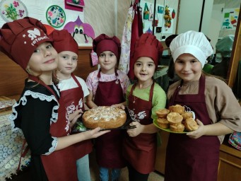 Могота: Первоклассники радуют пожилых в праздничный день