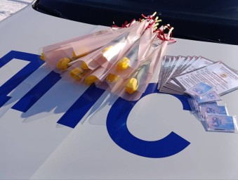 Праздничное утро: автоинспекторы Тынды и Белогорска поздравили автоледи