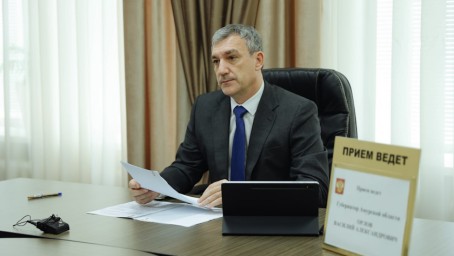 На теплосети и дороги пожаловались амурчане во время личного приема Василия Орлова