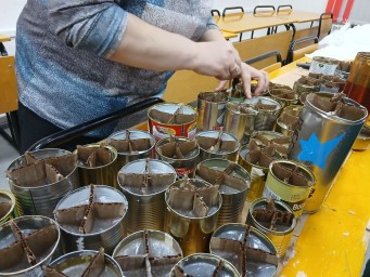 Студенты БАмИЖТ изготавливают окопные свечи для СВО.