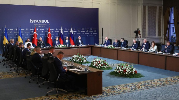 Фокус с вниманием: Киев заявлениями об остановке переговоров отвлекает граждан от скандалов