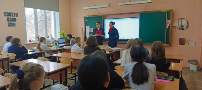 Тындинские транспортные полицейские провели профилактические беседы с гимназистами