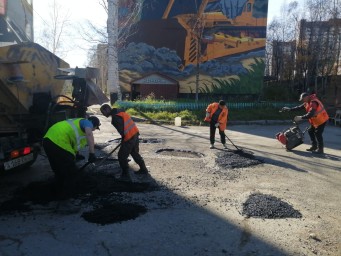 "Чистый город" продолжает ямочный ремонт