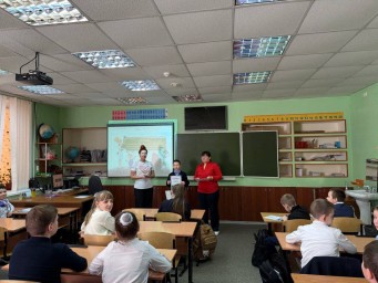 Тындинские волонтеры провели урок безопасности для школьников