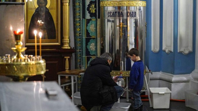 Святая вода на Крещение-2026: когда набирать и как хранить