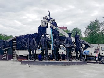 ​В Тынде, на площади 25-летия БАМа полным ходом идет монтаж памятника строителям БАМа
