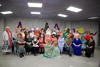 ​Мудрость лет и звонкий смех: Встреча Нового года в кругу друзей.