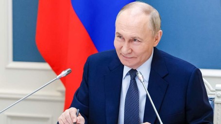 Путин назвал семейные ценности непреложными для россиян