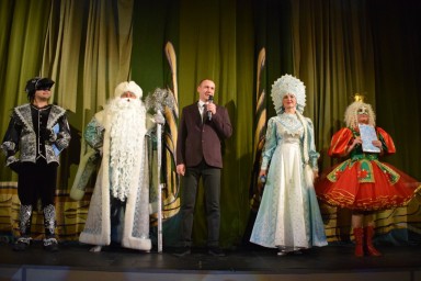 Новогодний подарок для детей героев и отличников.