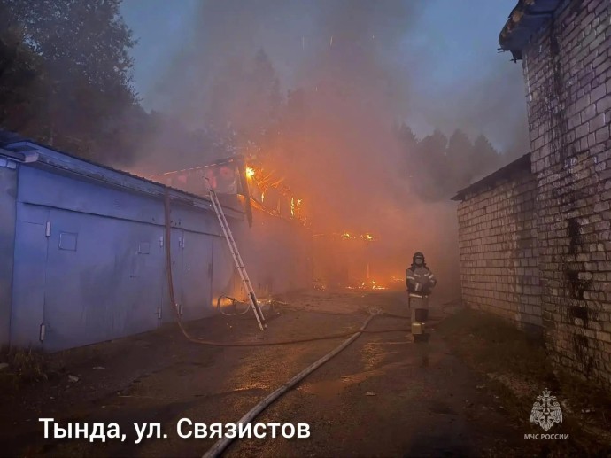 Огнеборцы Тынды ликвидировали пожар на улице Связистов Огнеборцы Тынды ликвидировали пожар на улице Связистов